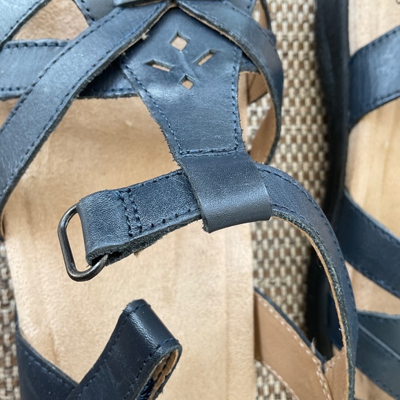 Earth Origins Sandals navy blue. 7 1/2 medium. - Picture 6 of 9